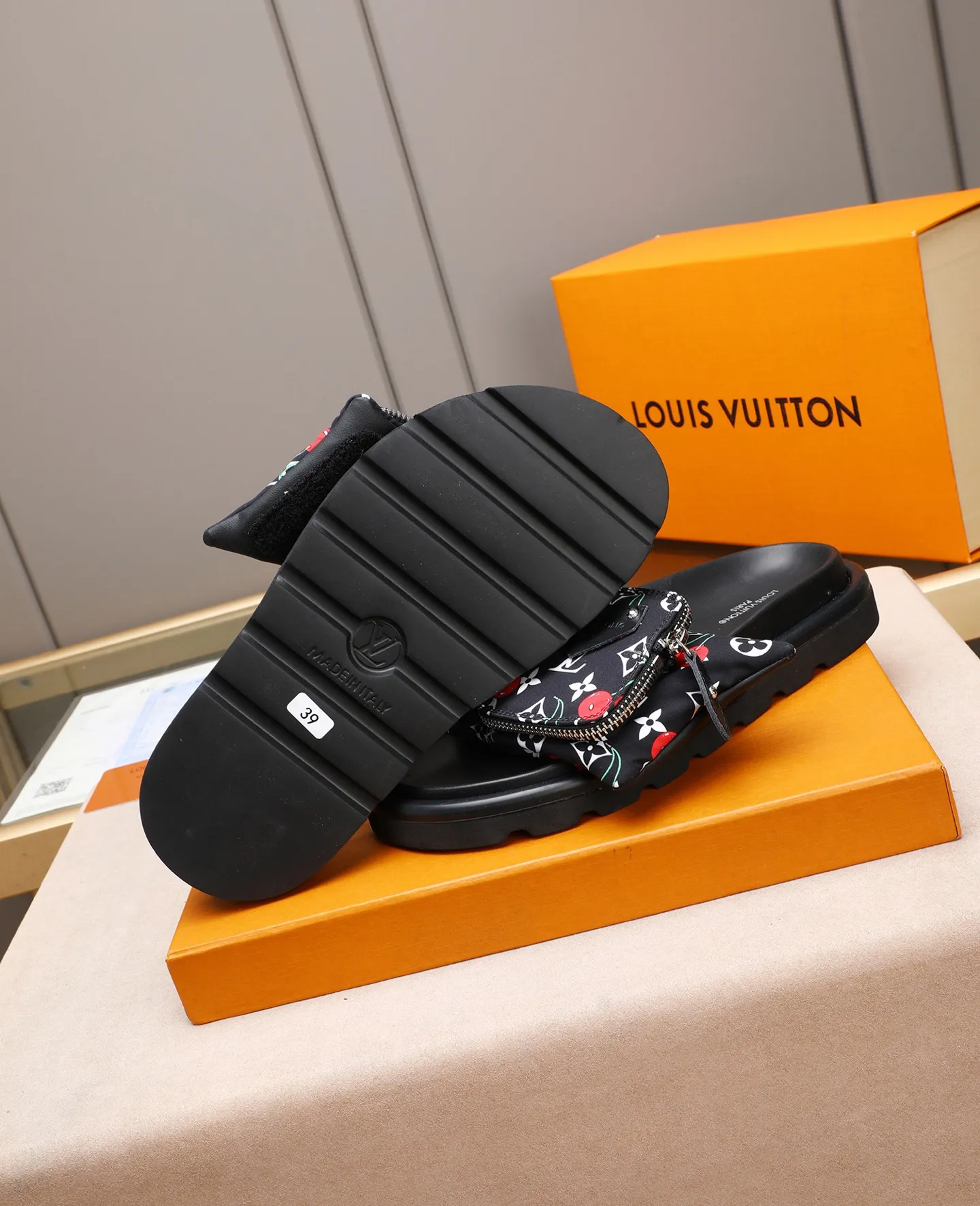 PP400 couple model with drawer box [LOUIS VUITTON] Louis Vuitton, the latest LV official website printed wallet and men's and women's slippers🔥🔥🔥 are now on the market. The drawer box is packed with cloth bags and cards. The upper pattern looks very soft and waxy, and it is a super versatile leg slimming tool. Fabric: Imported denim/down silk cotton embossed, official website pattern printing, lining: water-dyed sheepskin down filling, comfortable to wear, feet: high elastic PU water table. Sole: foam sole, heel height: about 5cm. Size 35-46, 35, 45 and 46 are custom-made and cannot be returned or exchanged. Color: multiple colors available.